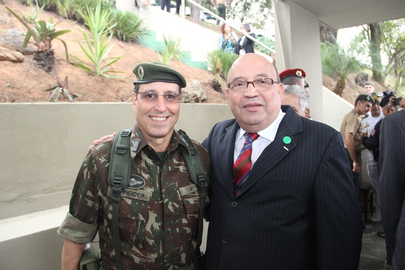 O General de Divisão Walmir Almada Schneider Filho com Cristiano Alkmim                  (Foto: Karina Coutinho)